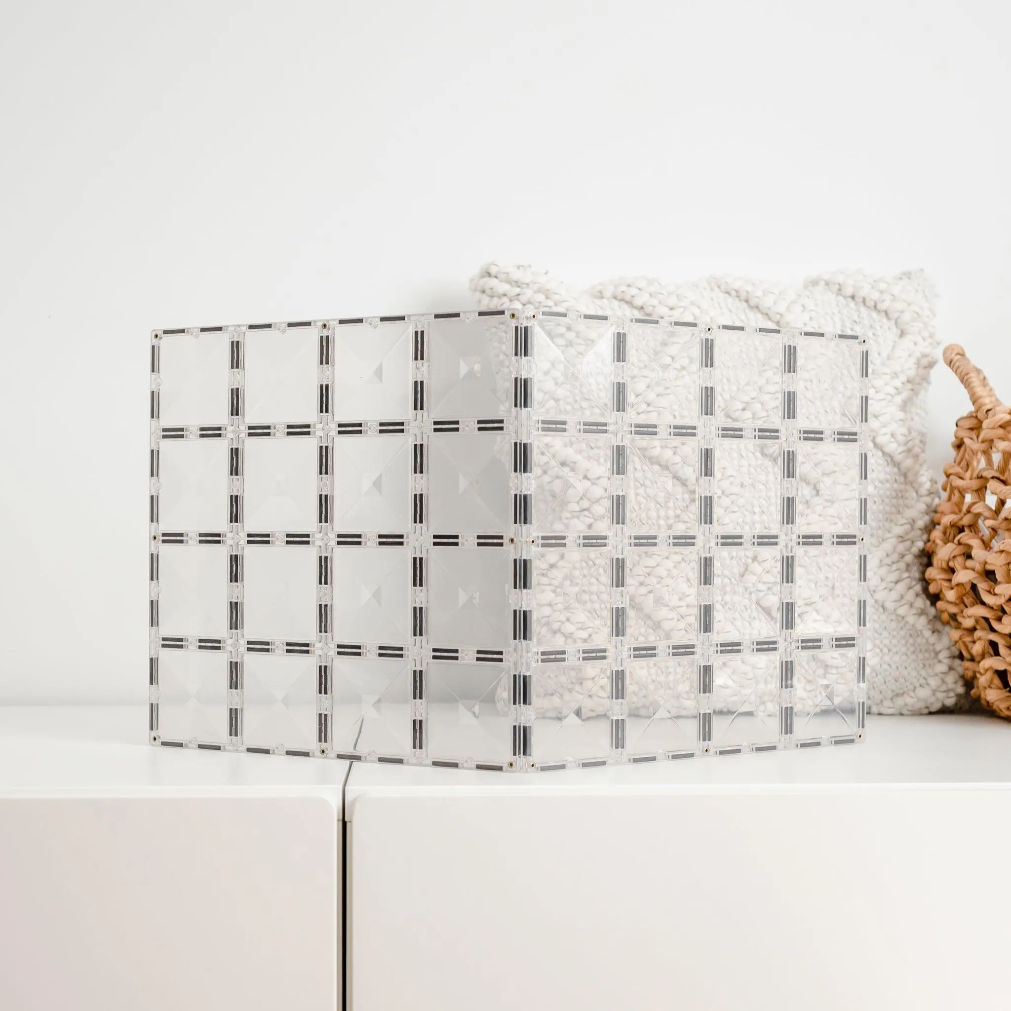 Connetix Tiles Clear Bundle 34 Piece   Base Plate 2 Piece 3yrs 