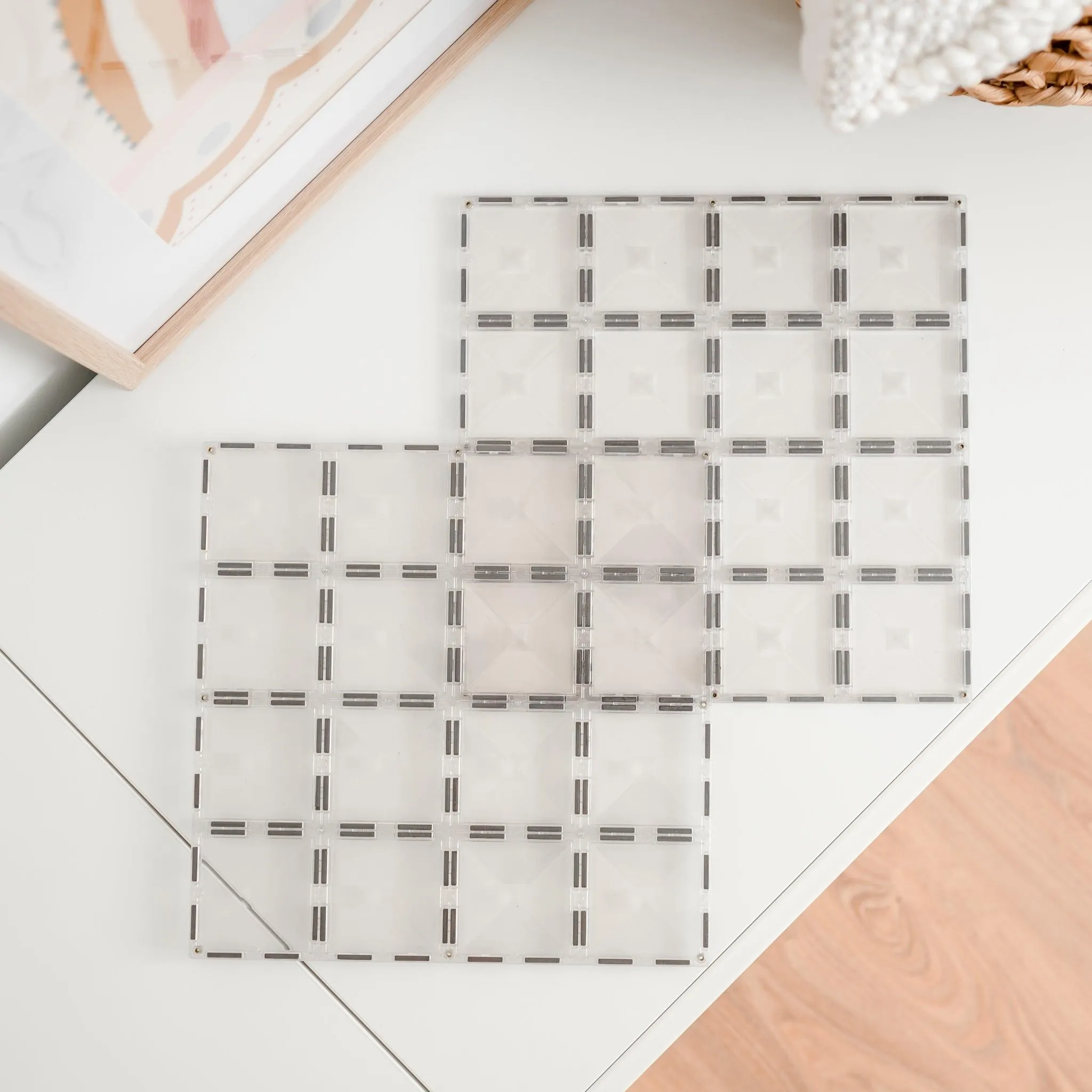 Connetix Tiles Clear Bundle 34 Piece   Base Plate 2 Piece 3yrs 